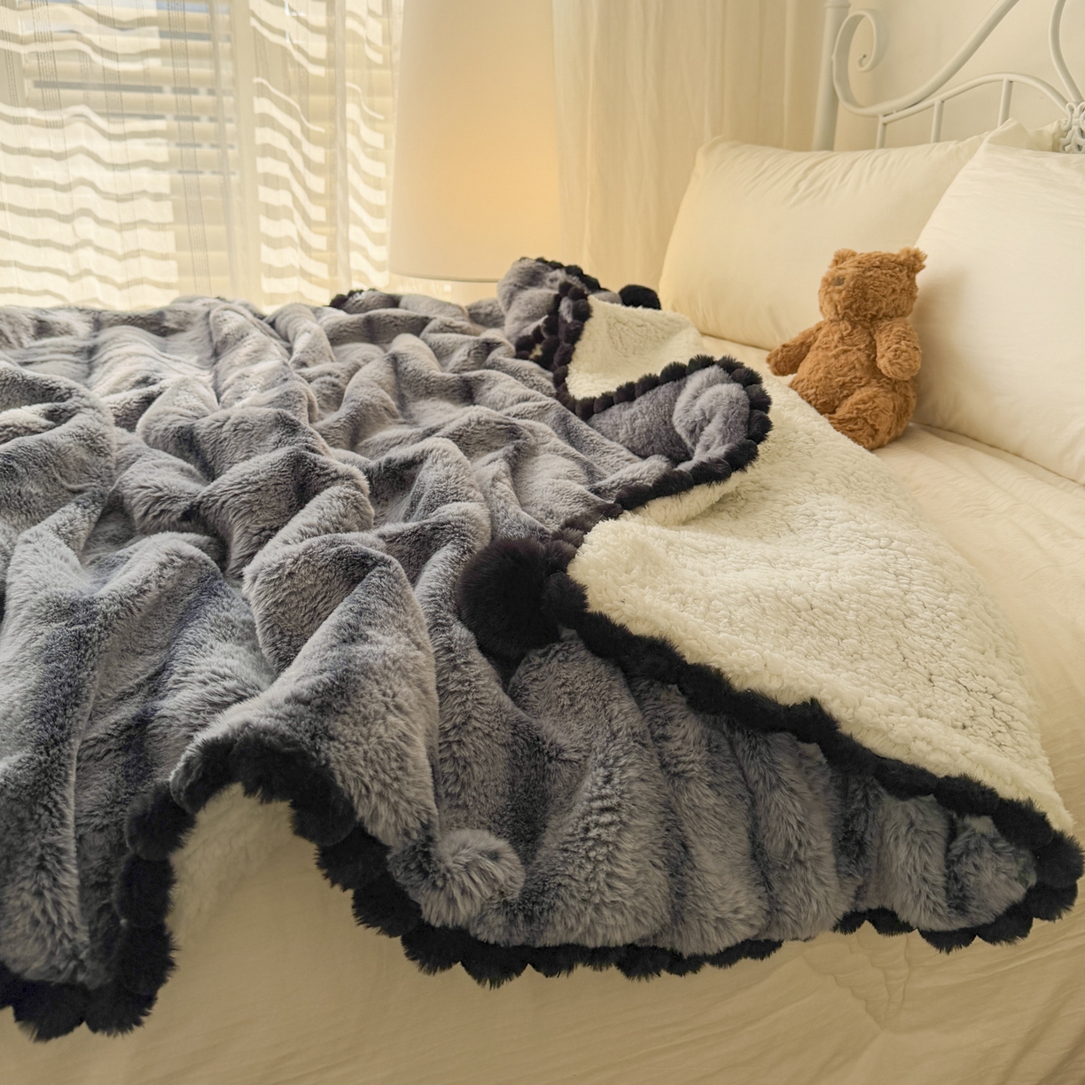 91家纺网 家纺一手货源 找家纺 潮邦创意家居 2025新款背印兔兔绒波纹花边球毯-云绒黑珠系列 云绒黑珠-椰灰