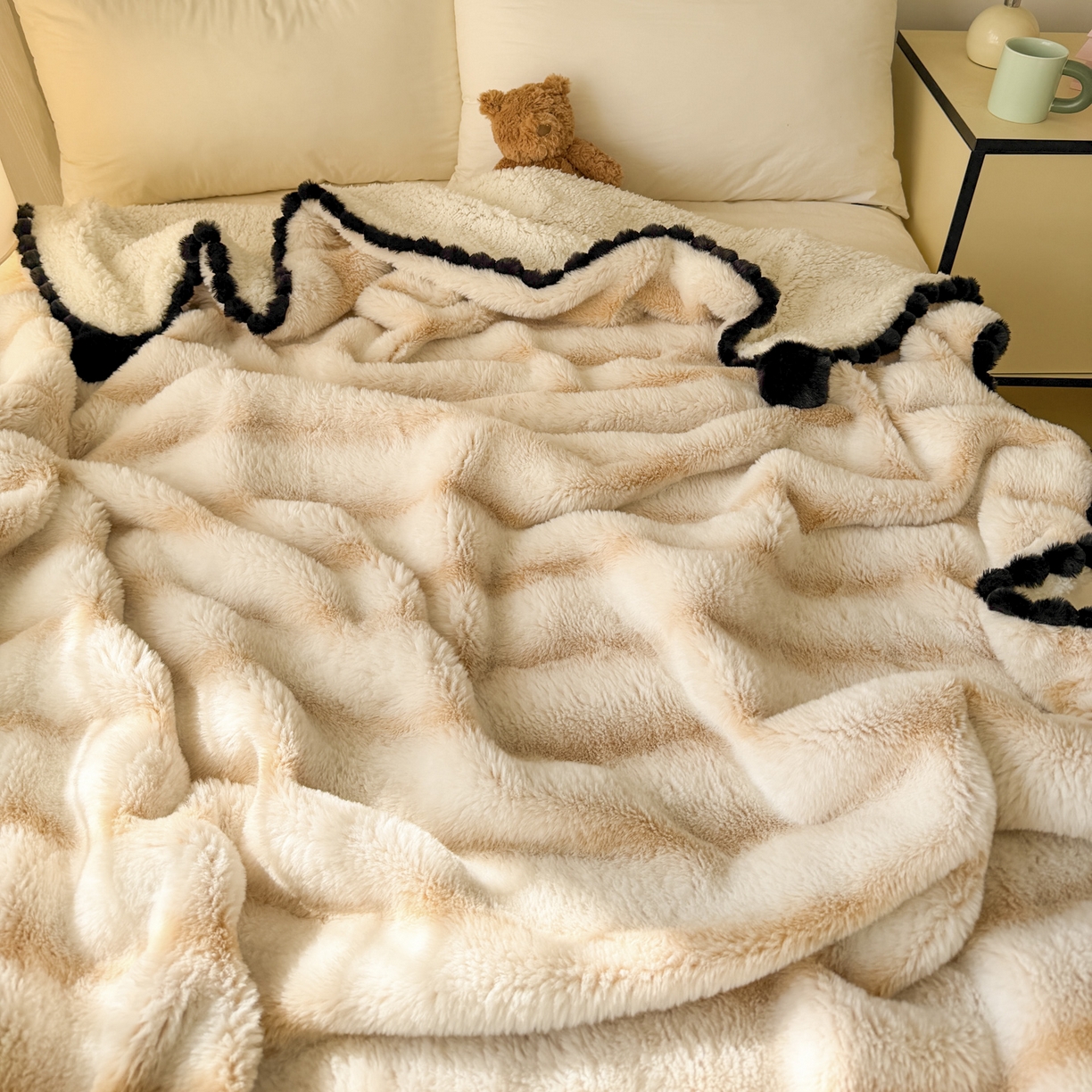 91家纺网 家纺一手货源 找家纺 潮邦创意家居 2025新款背印兔兔绒波纹花边球毯-云绒黑珠系列 云绒黑珠-浅驼