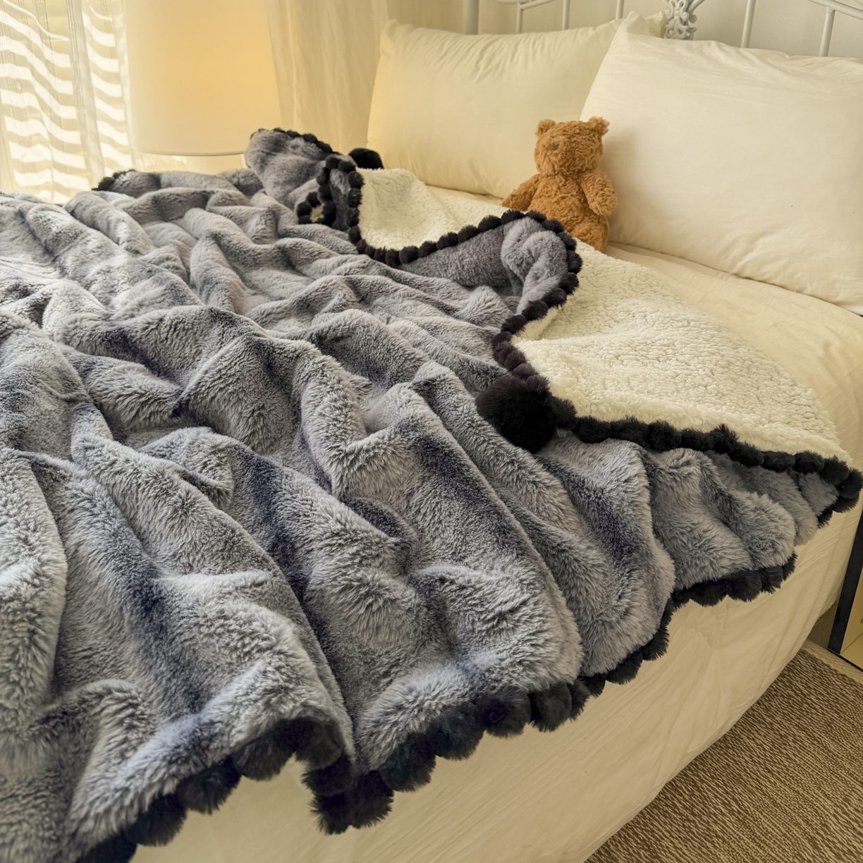 91家纺网 家纺一手货源 找家纺 潮邦创意家居 2025新款背印兔兔绒波纹花边球毯-云绒黑珠系列 云绒黑珠-椰灰