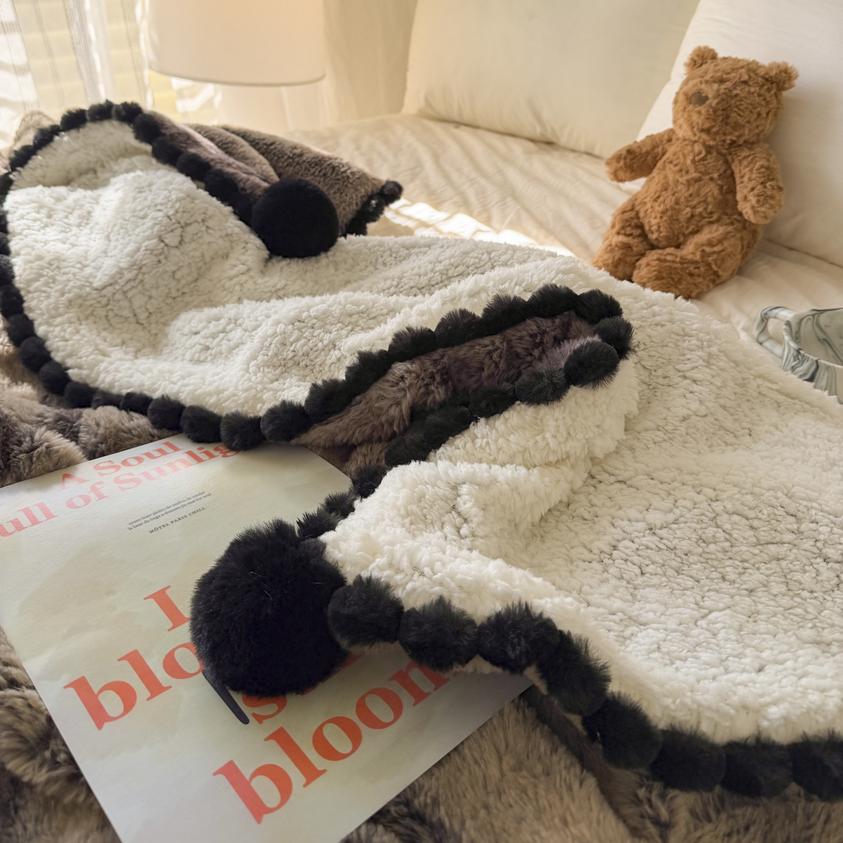 91家纺网 家纺一手货源 找家纺 （总）潮邦创意家居 2025新款背印兔兔绒波纹花边球毯-云绒黑珠系列