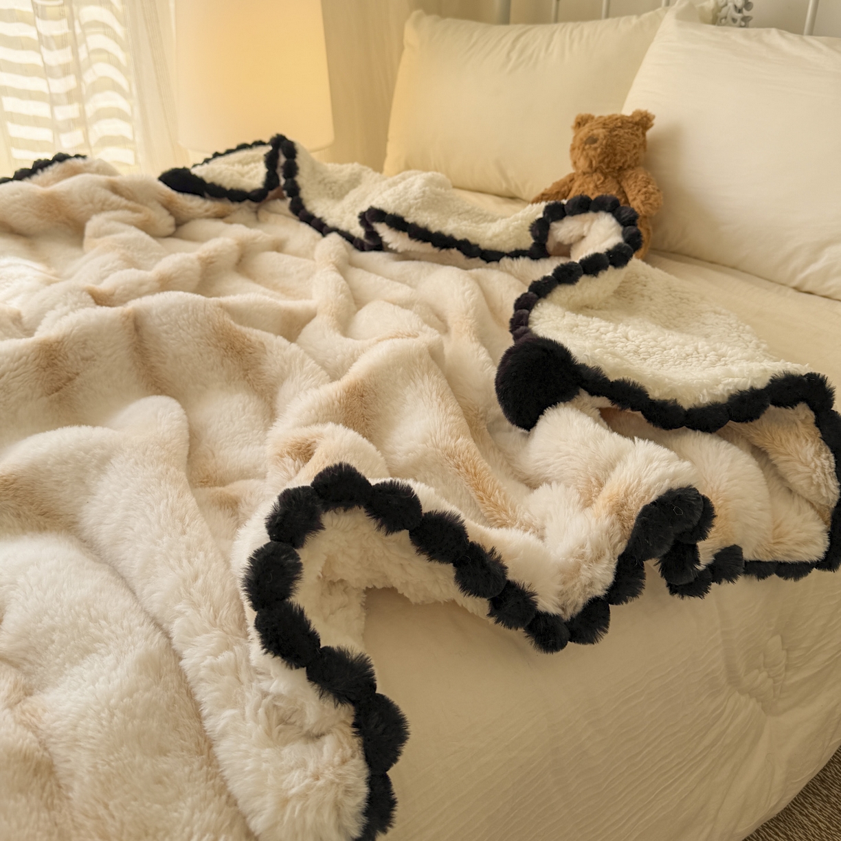 91家纺网 家纺一手货源 找家纺 潮邦创意家居 2025新款背印兔兔绒波纹花边球毯-云绒黑珠系列 云绒黑珠-浅驼