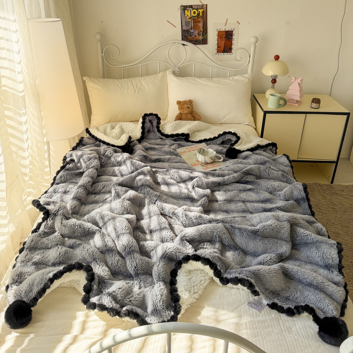 91家纺网 家纺一手货源 找家纺 潮邦创意家居 2025新款背印兔兔绒波纹花边球毯-云绒黑珠系列 云绒黑珠-椰灰