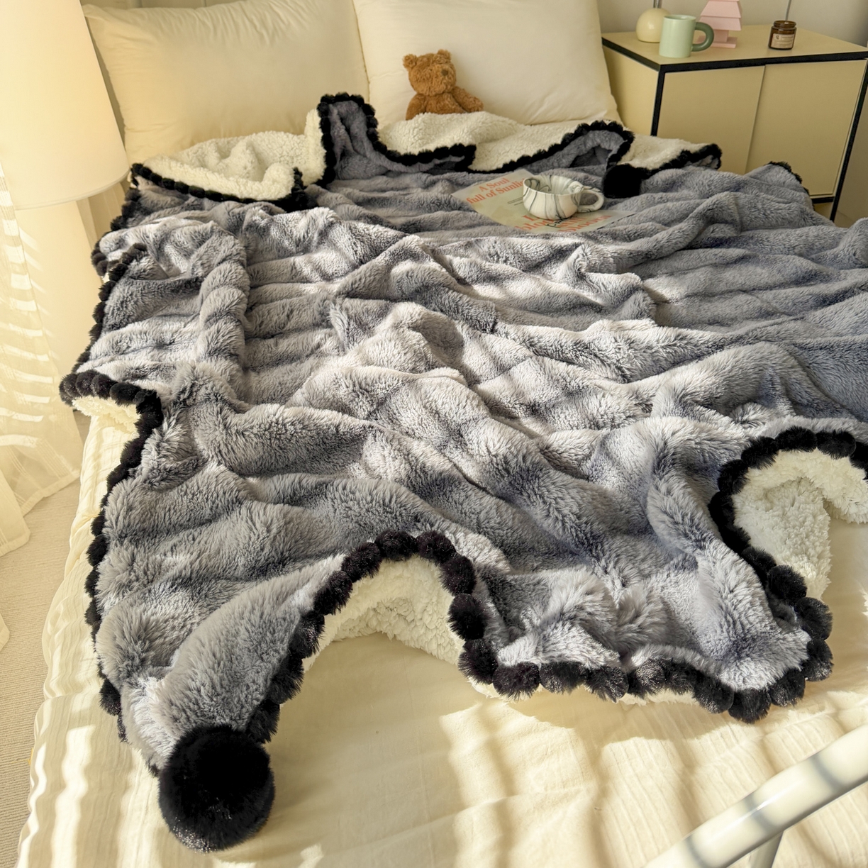 91家纺网 家纺一手货源 找家纺 潮邦创意家居 2025新款背印兔兔绒波纹花边球毯-云绒黑珠系列 云绒黑珠-椰灰