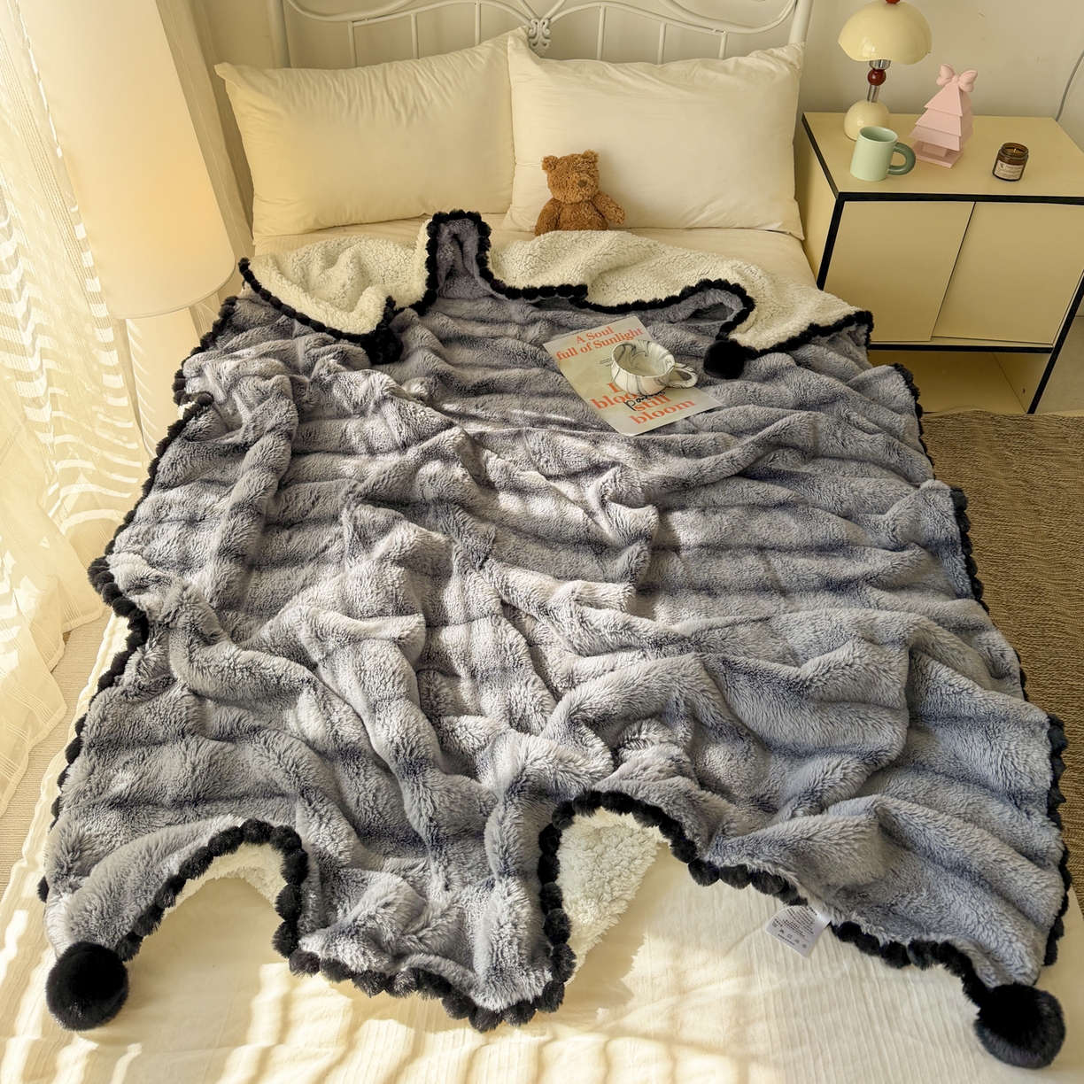 91家纺网 家纺一手货源 找家纺 潮邦创意家居 2025新款背印兔兔绒波纹花边球毯-云绒黑珠系列 云绒黑珠-椰灰