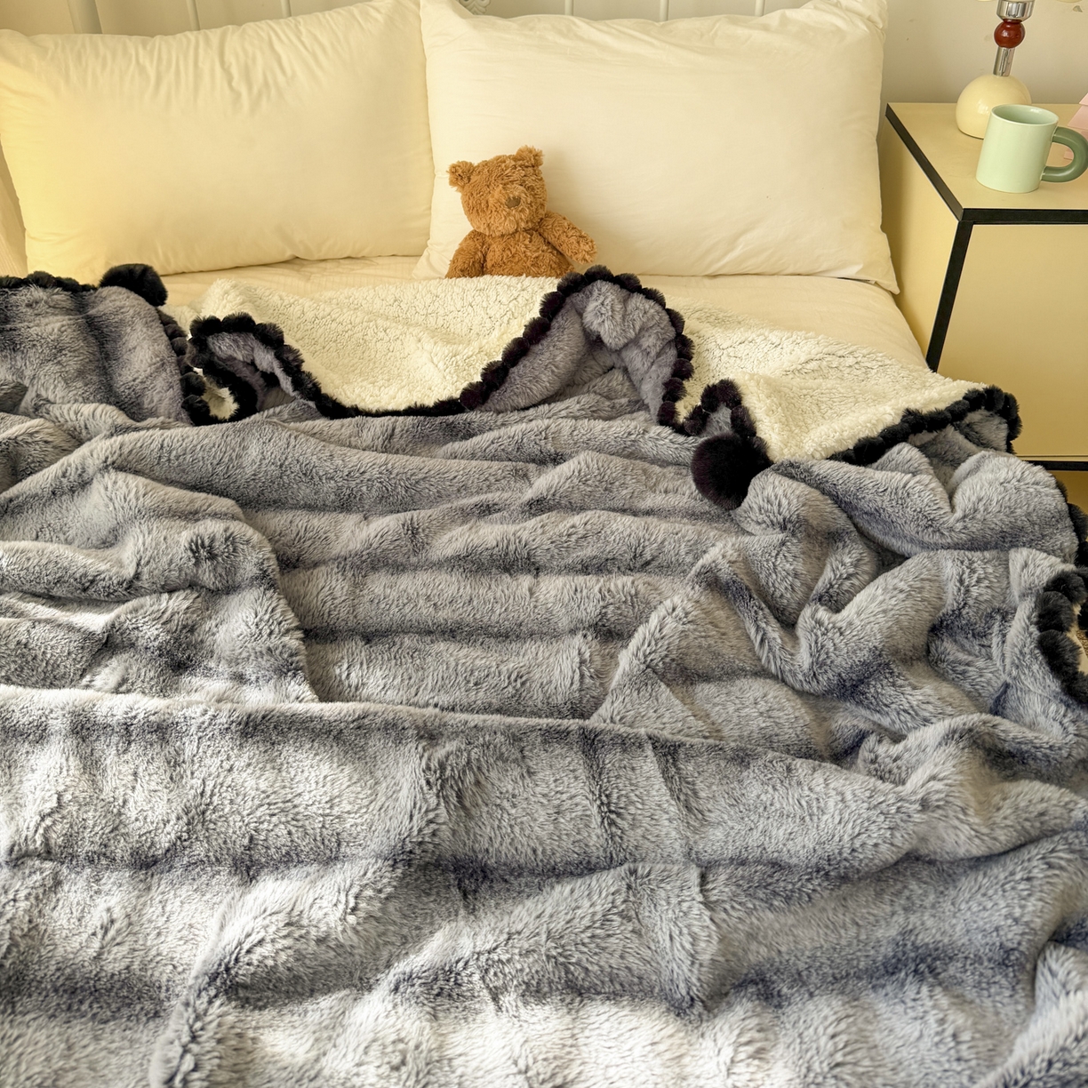 91家纺网 家纺一手货源 找家纺 潮邦创意家居 2025新款背印兔兔绒波纹花边球毯-云绒黑珠系列 云绒黑珠-椰灰