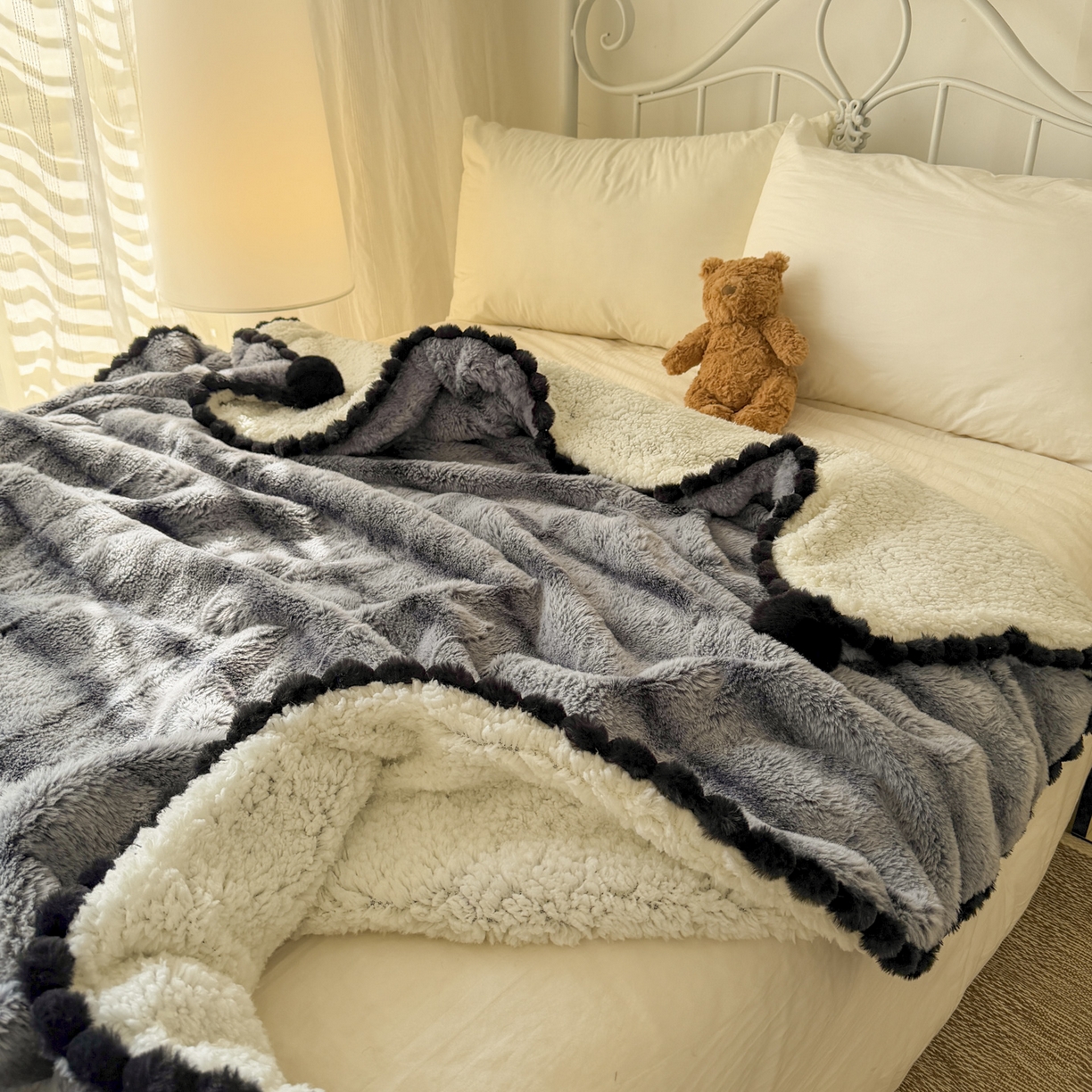 91家纺网 家纺一手货源 找家纺 潮邦创意家居 2025新款背印兔兔绒波纹花边球毯-云绒黑珠系列 云绒黑珠-椰灰