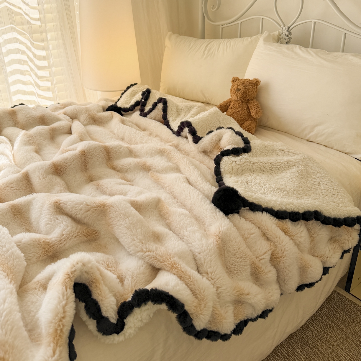 91家纺网 家纺一手货源 找家纺 潮邦创意家居 2025新款背印兔兔绒波纹花边球毯-云绒黑珠系列 云绒黑珠-浅驼