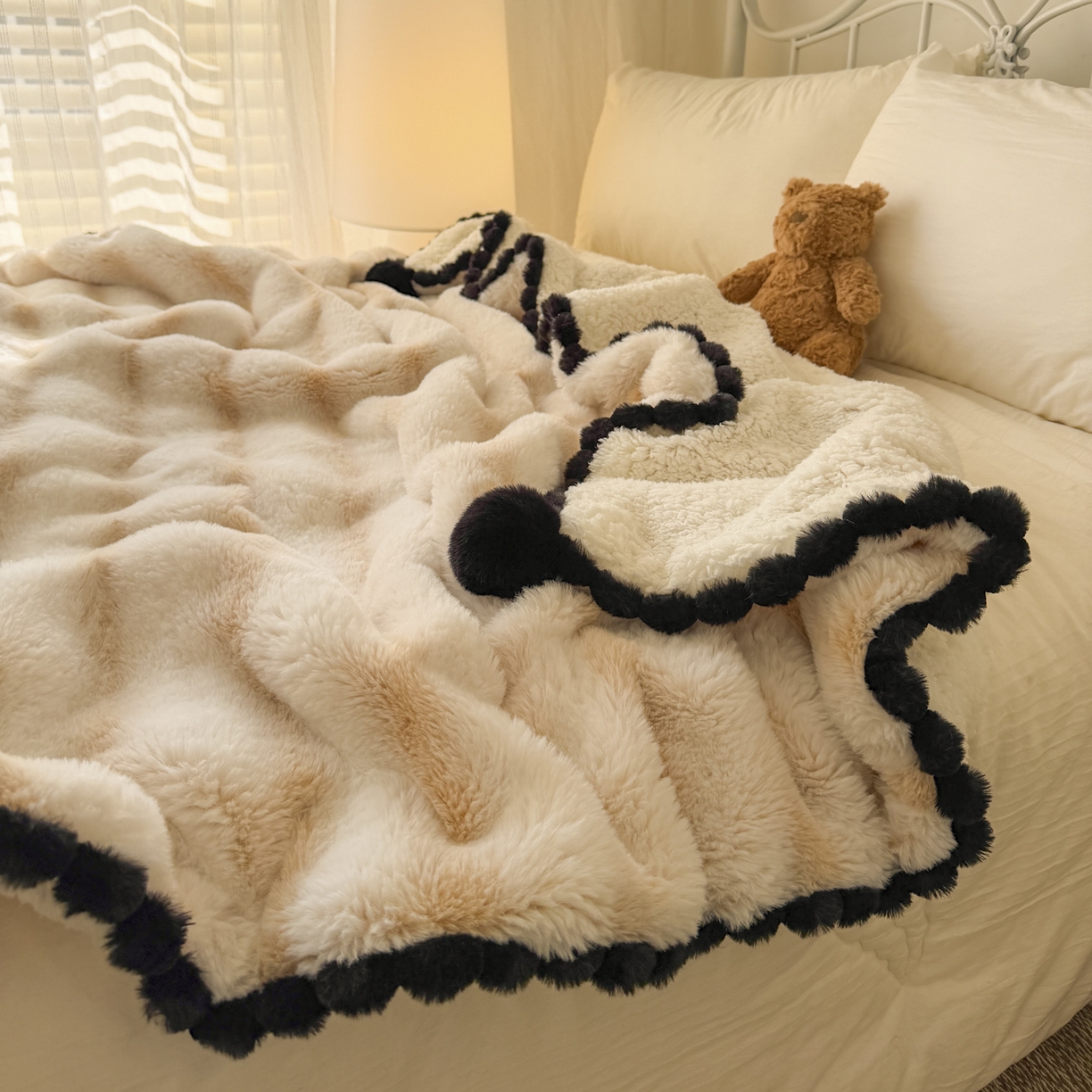 91家纺网 家纺一手货源 找家纺 潮邦创意家居 2025新款背印兔兔绒波纹花边球毯-云绒黑珠系列 云绒黑珠-浅驼