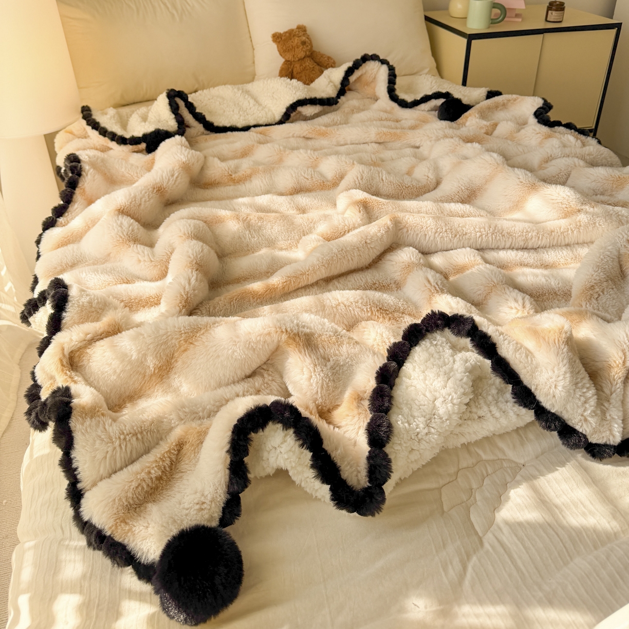 91家纺网 家纺一手货源 找家纺 潮邦创意家居 2025新款背印兔兔绒波纹花边球毯-云绒黑珠系列 云绒黑珠-浅驼