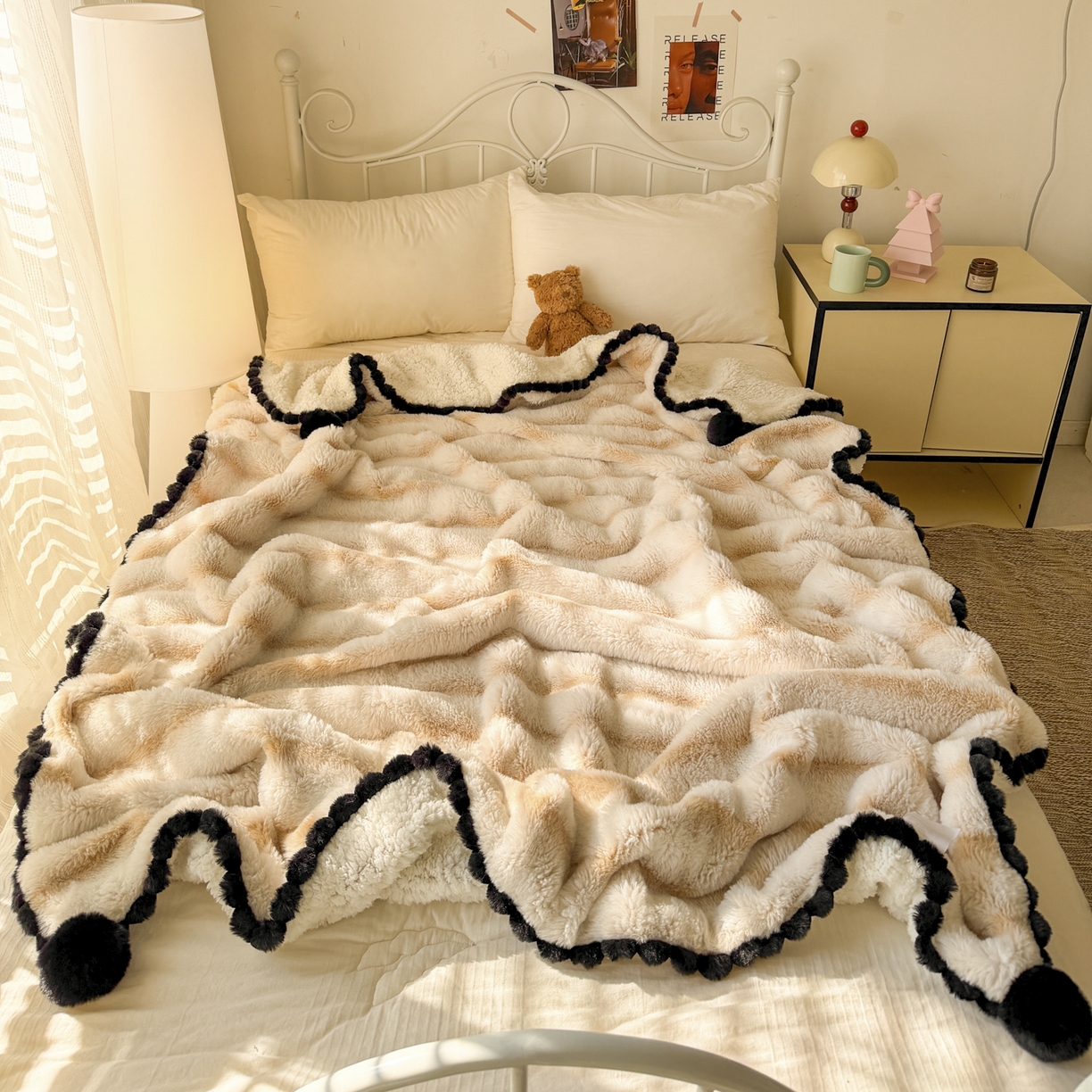 91家纺网 家纺一手货源 找家纺 潮邦创意家居 2025新款背印兔兔绒波纹花边球毯-云绒黑珠系列 云绒黑珠-浅驼