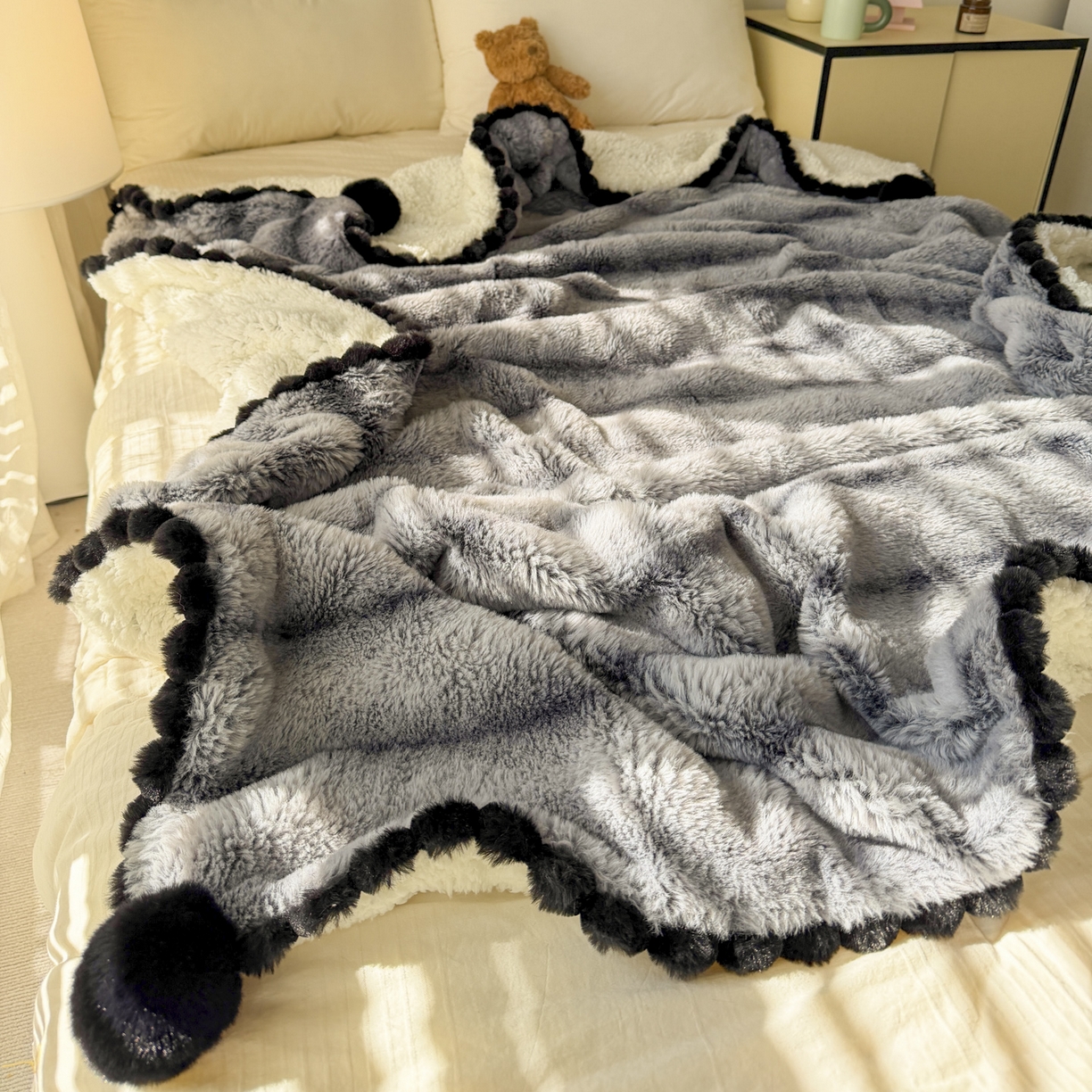 91家纺网 家纺一手货源 找家纺 潮邦创意家居 2025新款背印兔兔绒波纹花边球毯-云绒黑珠系列 云绒黑珠-椰灰