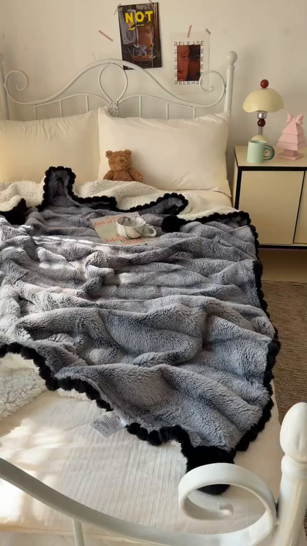 91家纺网 家纺一手货源 找家纺 潮邦创意家居 2025新款背印兔兔绒波纹花边球毯-云绒黑珠系列 云绒黑珠-椰灰