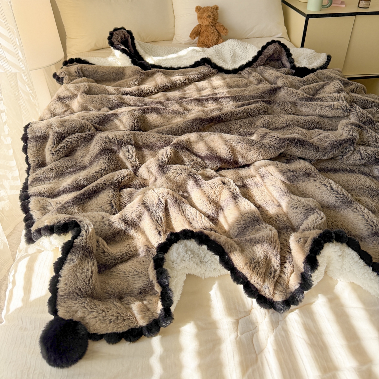 91家纺网 家纺一手货源 找家纺 潮邦创意家居 2025新款背印兔兔绒波纹花边球毯-云绒黑珠系列 云绒黑珠-咖色