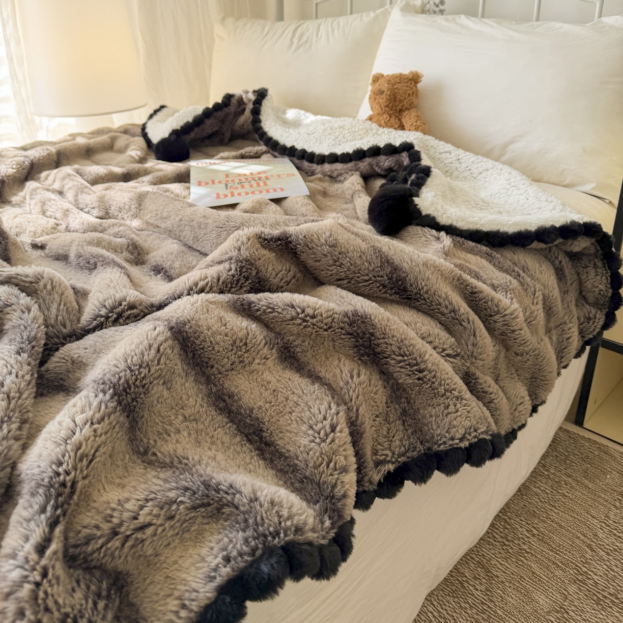 91家纺网 家纺一手货源 找家纺 潮邦创意家居 2025新款背印兔兔绒波纹花边球毯-云绒黑珠系列 云绒黑珠-咖色