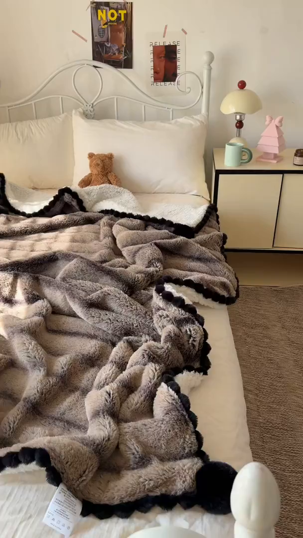 91家纺网 家纺一手货源 找家纺 潮邦创意家居 2025新款背印兔兔绒波纹花边球毯-云绒黑珠系列 云绒黑珠-咖色