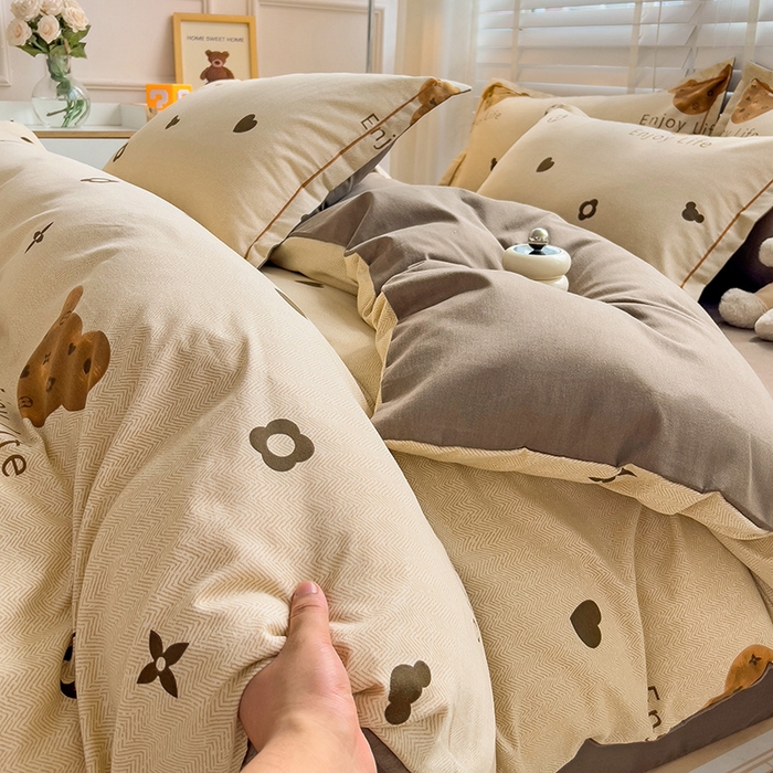 91家纺网 家纺一手货源 找家纺 曲之慕 2026新款全棉纯棉加厚喷气磨毛印花四件套 登威熊