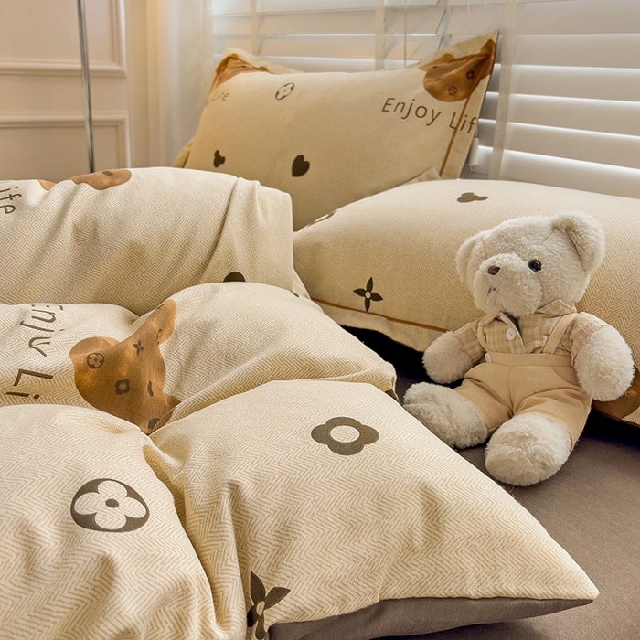 91家纺网 家纺一手货源 找家纺 曲之慕 2026新款全棉纯棉加厚喷气磨毛印花四件套 登威熊