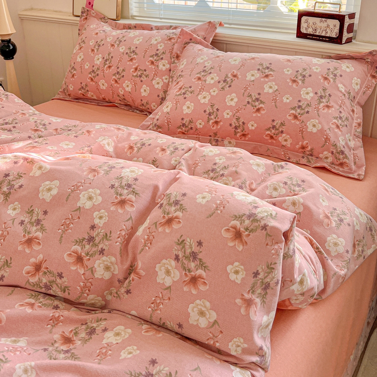 91家纺网 家纺一手货源 找家纺 曲之慕 2026新款全棉纯棉加厚喷气磨毛印花四件套 花蕊粉