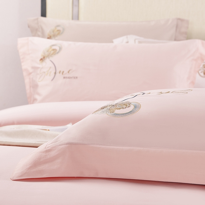 91家纺网 家纺一手货源 找家纺 浩情国际婚庆供货中心 2026新品-100支全棉长绒棉磨毛高端刺绣系列四件套 轻曼-浅玉