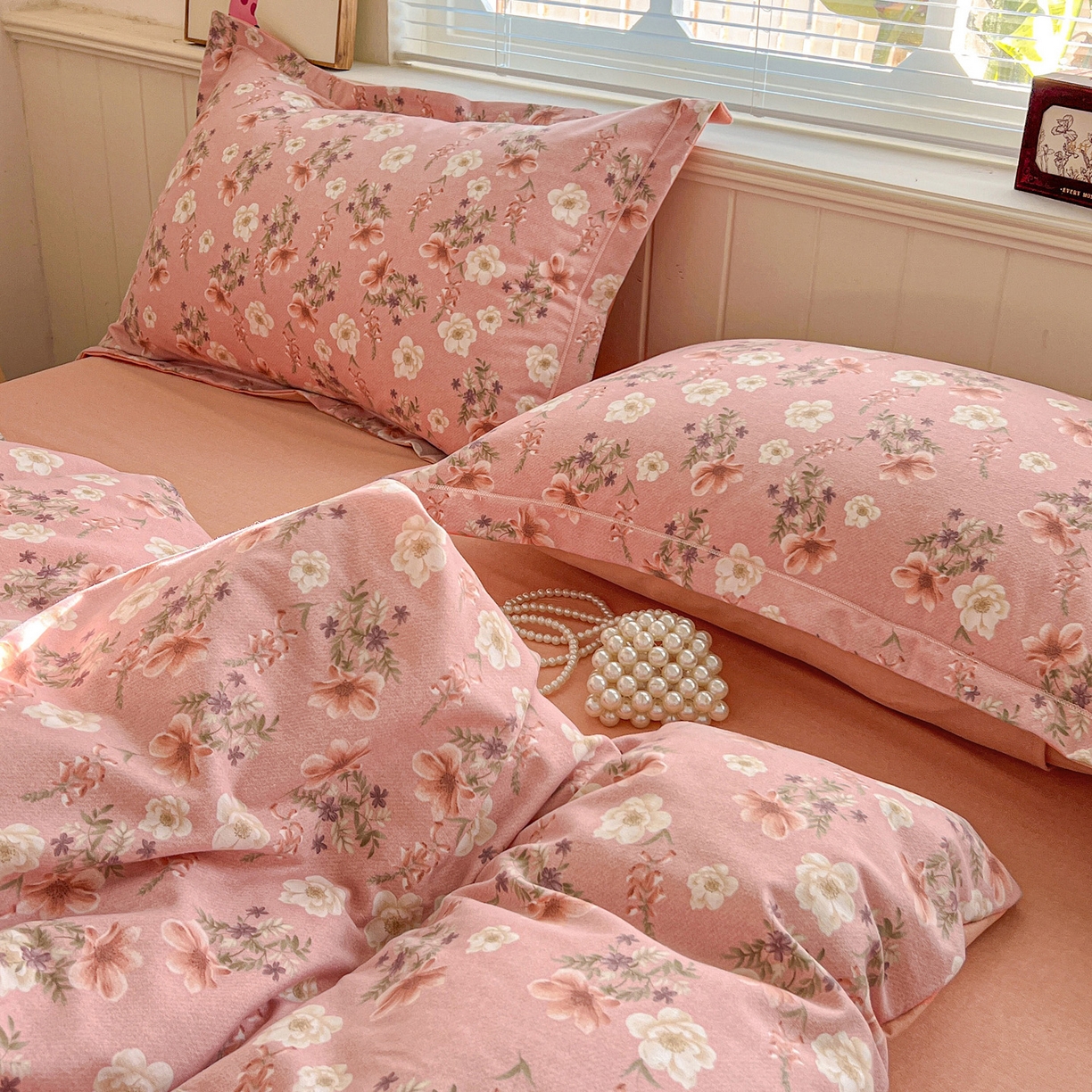 91家纺网 家纺一手货源 找家纺 曲之慕 2026新款全棉纯棉加厚喷气磨毛印花四件套 花蕊粉