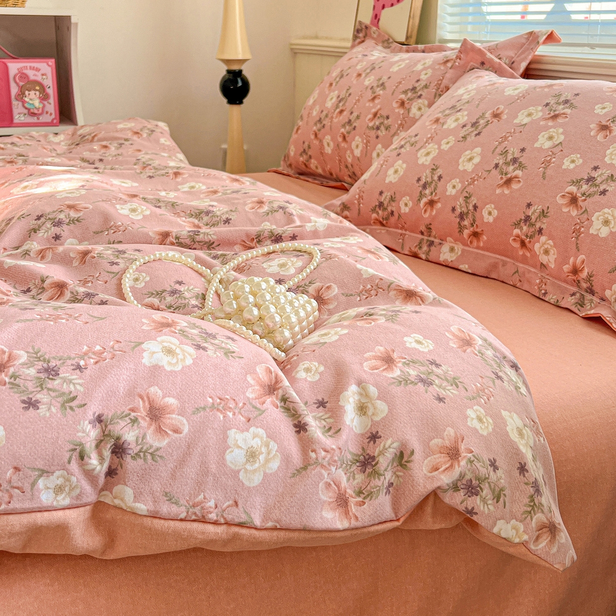 91家纺网 家纺一手货源 找家纺 曲之慕 2026新款全棉纯棉加厚喷气磨毛印花四件套 花蕊粉