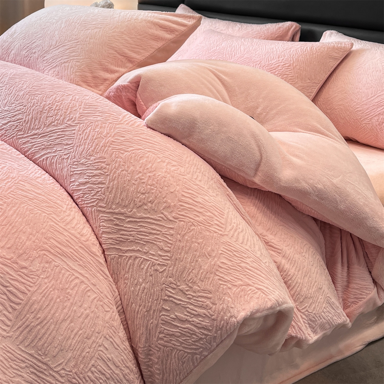 91家纺网 家纺一手货源 找家纺 （总）女子家纺 2025新款A类雕花牛奶绒四件套