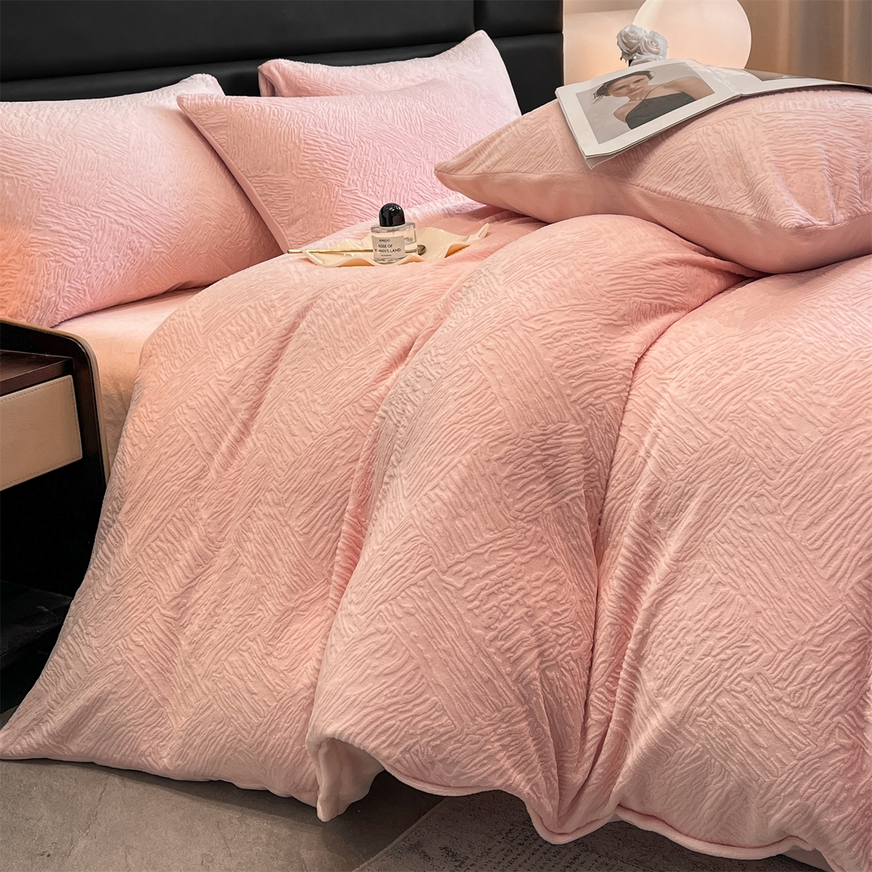 91家纺网 家纺一手货源 找家纺 （总）女子家纺 2025新款A类雕花牛奶绒四件套