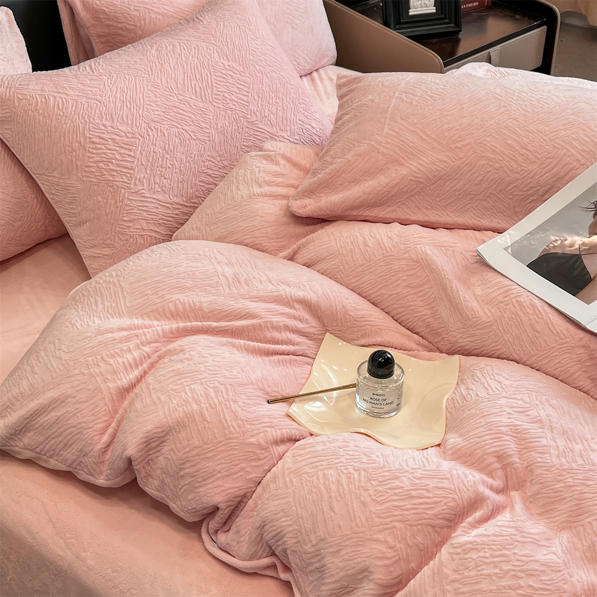 91家纺网 家纺一手货源 找家纺 （总）女子家纺 2025新款A类雕花牛奶绒四件套