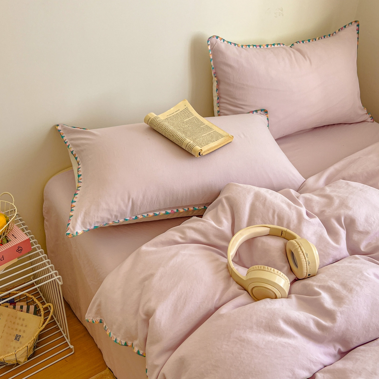 91家纺网 家纺一手货源 找家纺 冕悠家纺 2025新款A类七彩贝壳边水洗棉四件套-加微信提供买家秀2 七彩-奶白暮山紫