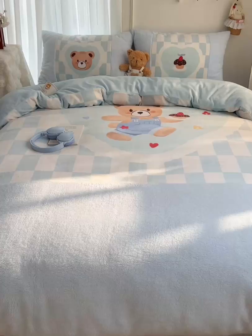 91家纺网 家纺一手货源 找家纺 Sweet dreams甜梦 2025秋冬数码大版牛奶绒泰迪绒拼接四件套 蛋糕小熊