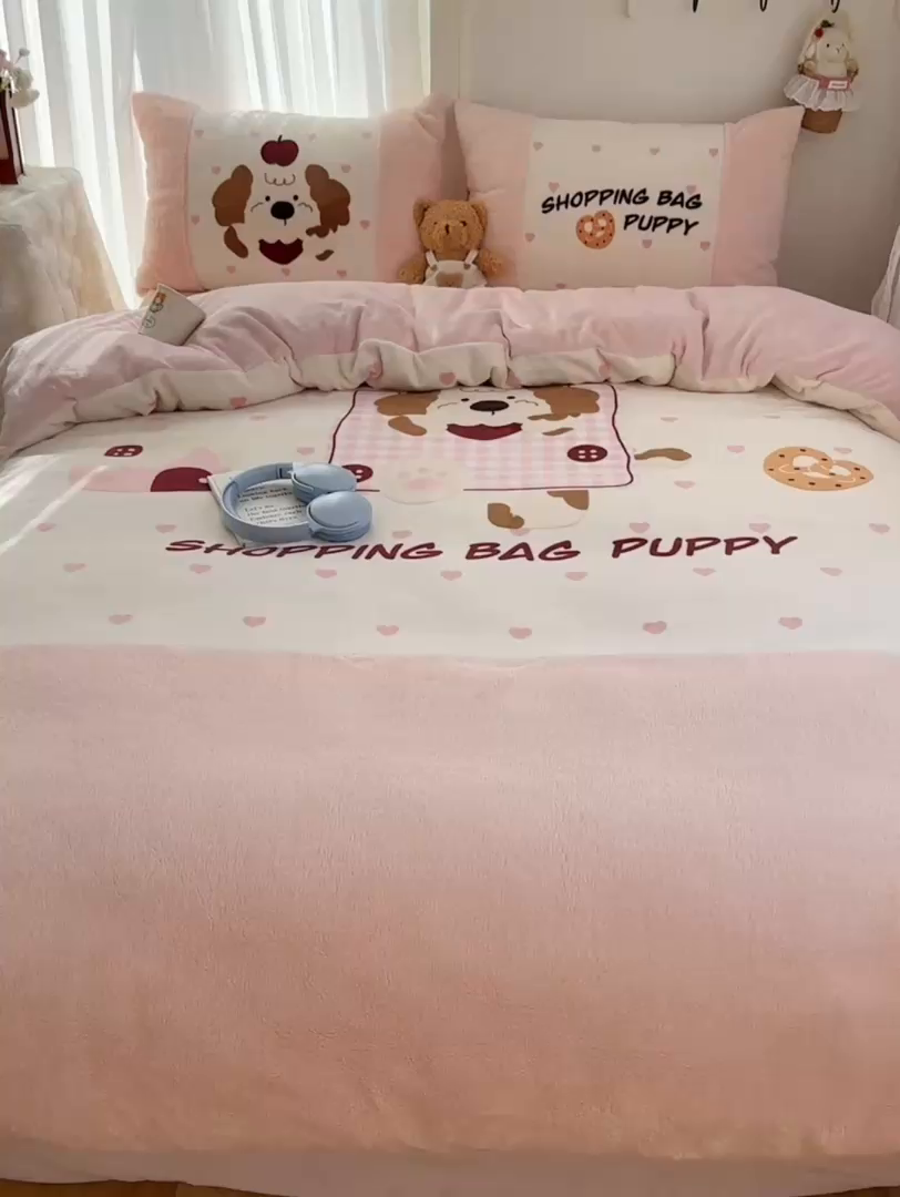 91家纺网 家纺一手货源 找家纺 Sweet dreams甜梦 2025秋冬数码大版牛奶绒泰迪绒拼接四件套 购物袋小狗