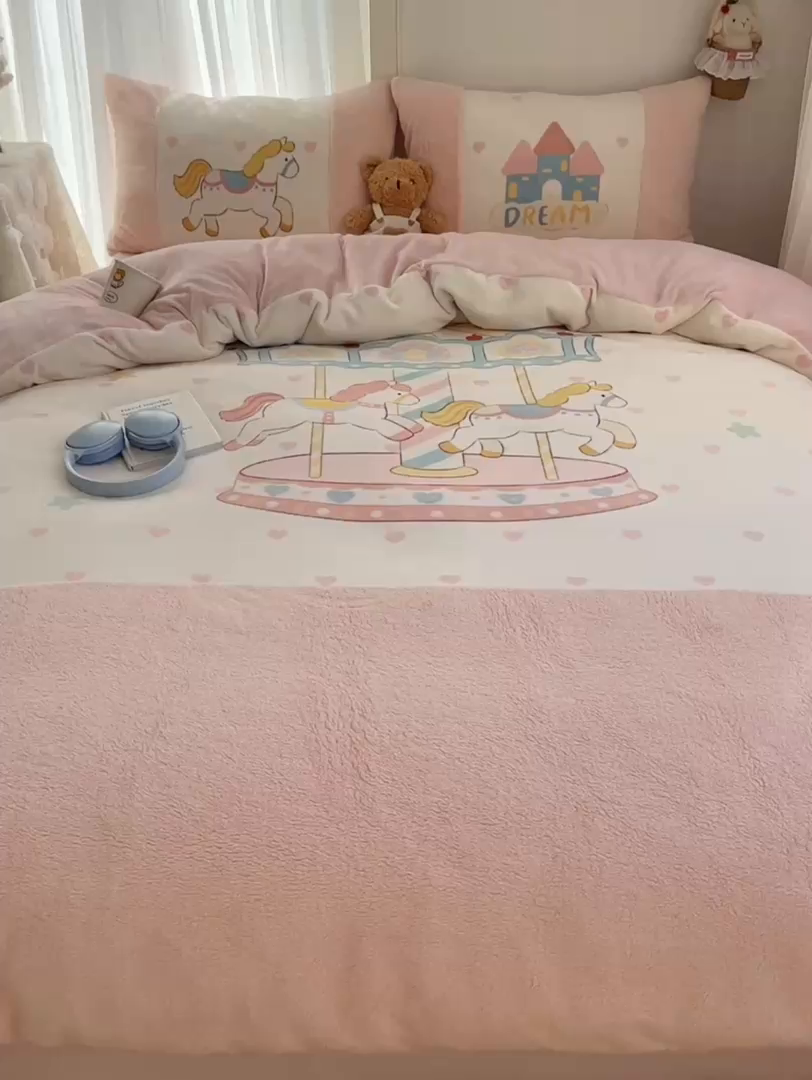 91家纺网 家纺一手货源 找家纺 Sweet dreams甜梦 2025秋冬数码大版牛奶绒泰迪绒拼接四件套 旋转木马