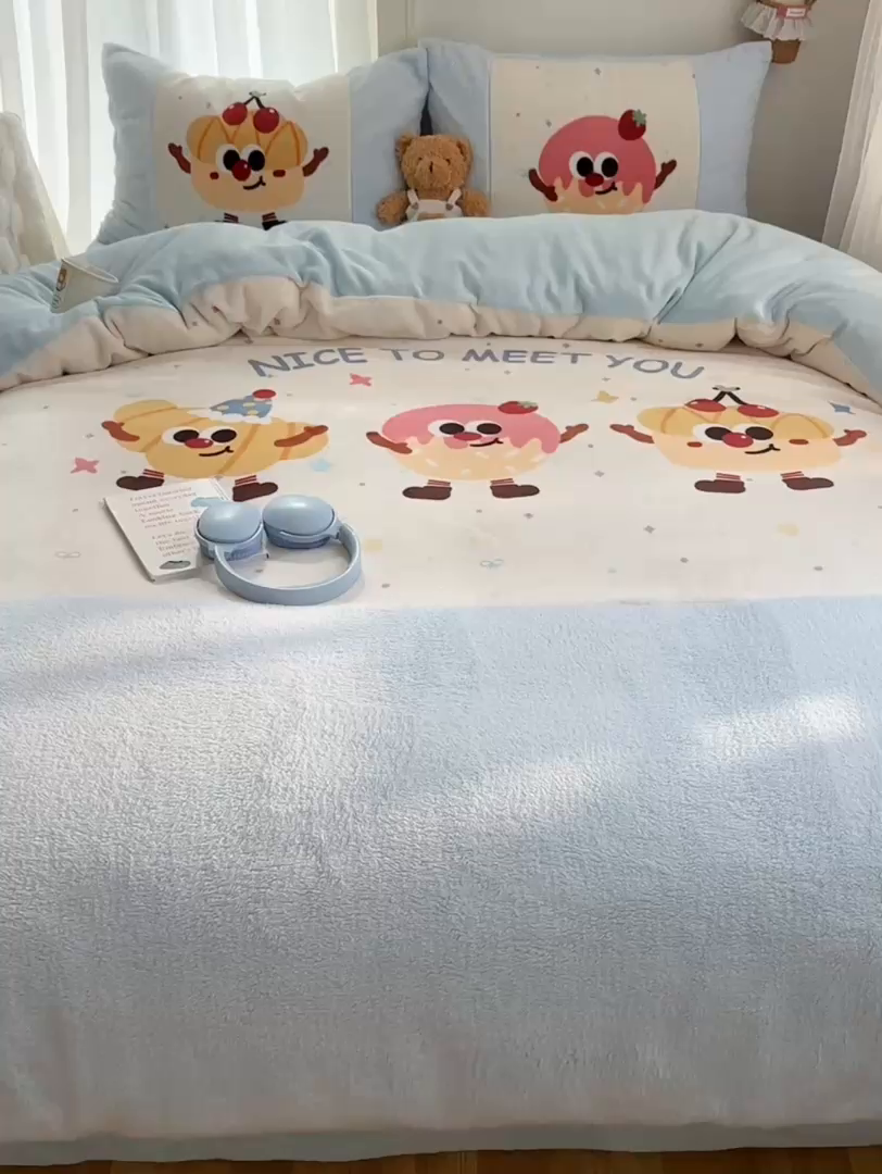 91家纺网 家纺一手货源 找家纺 Sweet dreams甜梦 2025秋冬数码大版牛奶绒泰迪绒拼接四件套 童趣蛋糕