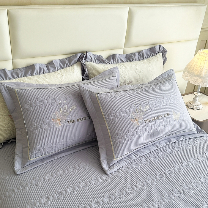 91家纺网 家纺一手货源 找家纺 紫碧螺家纺 2025新款全棉水洗绣花欧式床盖 蔚蓝