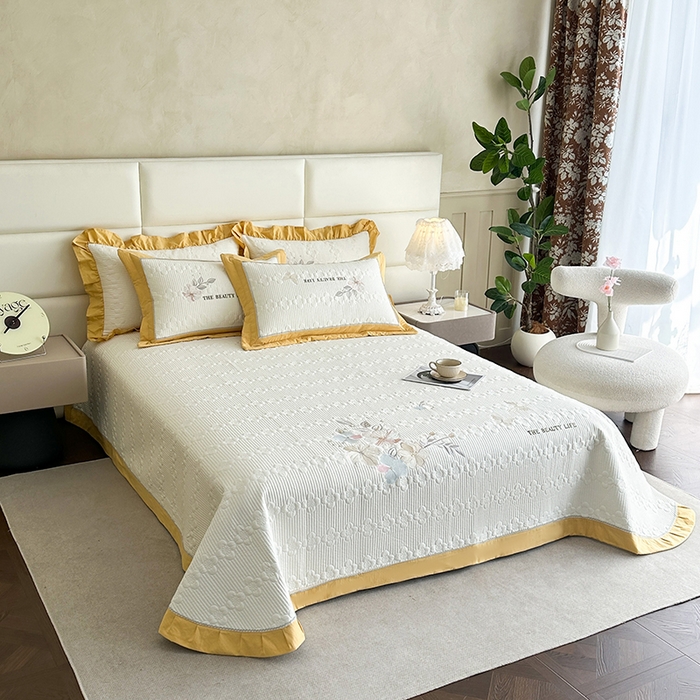 91家纺网 家纺一手货源 找家纺 紫碧螺家纺 2025新款全棉水洗绣花欧式床盖 奶昔-黄边