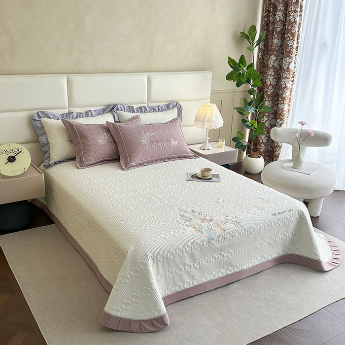 91家纺网 家纺一手货源 找家纺 紫碧螺家纺 2025新款全棉水洗绣花欧式床盖 奶昔-紫边