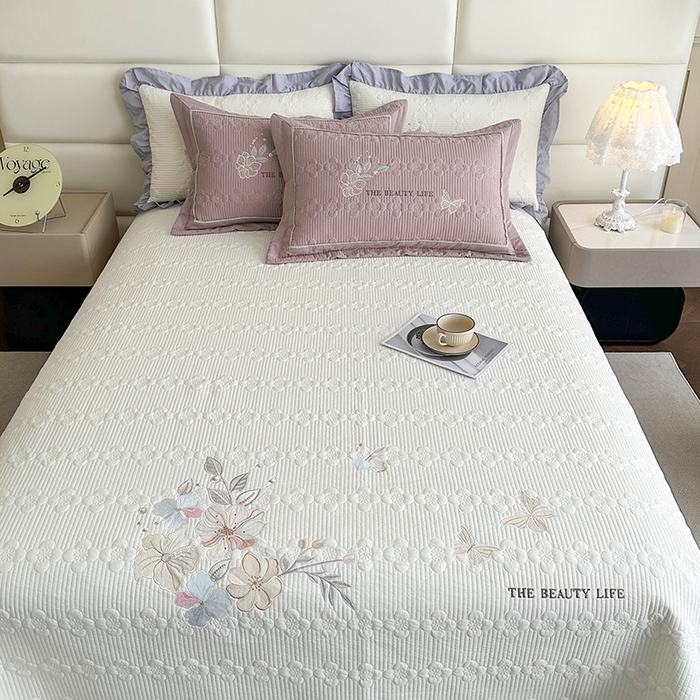 91家纺网 家纺一手货源 找家纺 紫碧螺家纺 2025新款全棉水洗绣花欧式床盖 奶昔-紫边