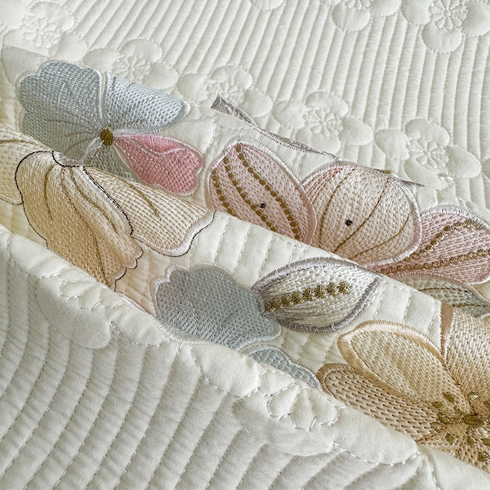 91家纺网 家纺一手货源 找家纺 紫碧螺家纺 2025新款全棉水洗绣花欧式床盖 奶昔-紫边