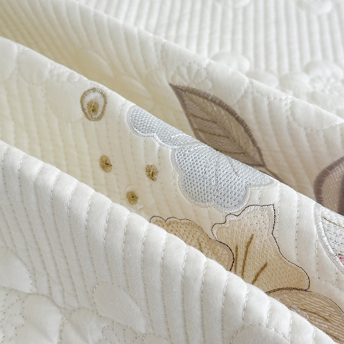 91家纺网 家纺一手货源 找家纺 紫碧螺家纺 2025新款全棉水洗绣花欧式床盖 奶昔-黄边