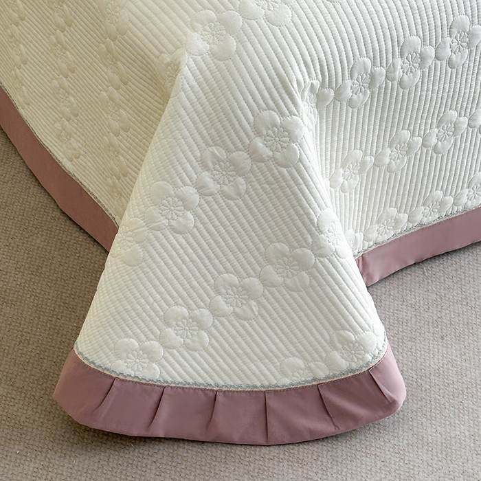 91家纺网 家纺一手货源 找家纺 紫碧螺家纺 2025新款全棉水洗绣花欧式床盖 奶昔-紫边