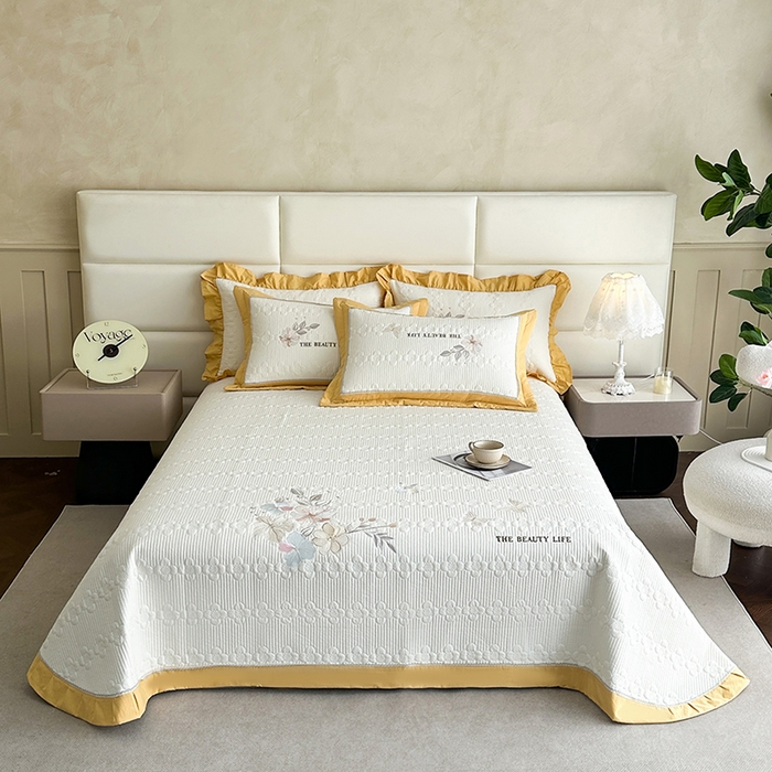 紫碧螺家纺 2025新款全棉水洗绣花欧式床盖 奶昔-黄边