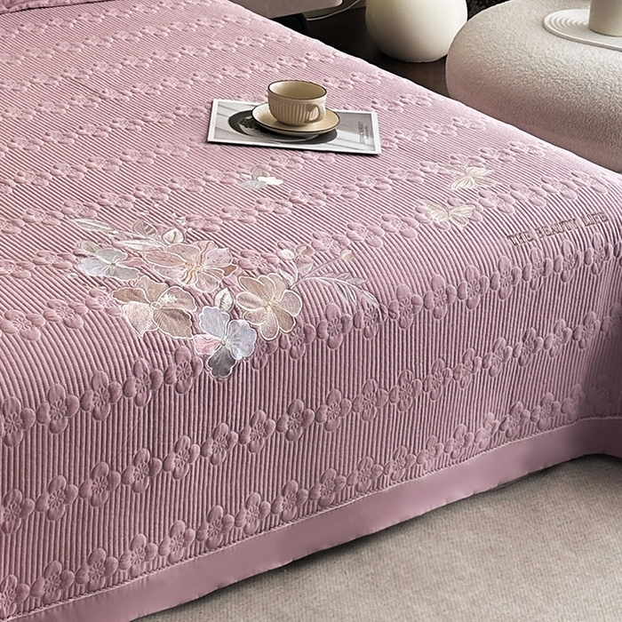 91家纺网 家纺一手货源 找家纺 紫碧螺家纺 2025新款全棉水洗绣花欧式床盖 千黛紫