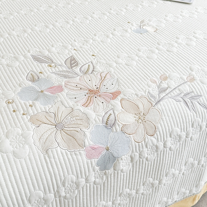 91家纺网 家纺一手货源 找家纺 紫碧螺家纺 2025新款全棉水洗绣花欧式床盖 奶昔-黄边