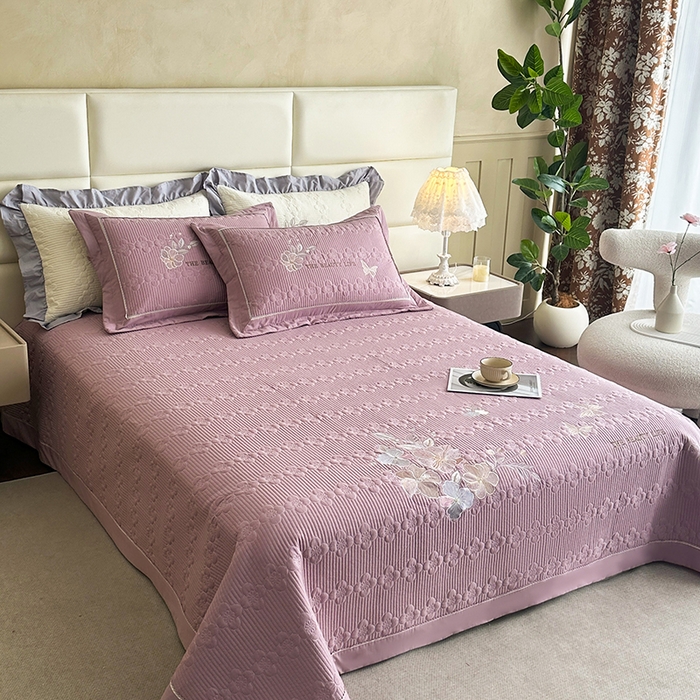 91家纺网 家纺一手货源 找家纺 紫碧螺家纺 2025新款全棉水洗绣花欧式床盖 千黛紫