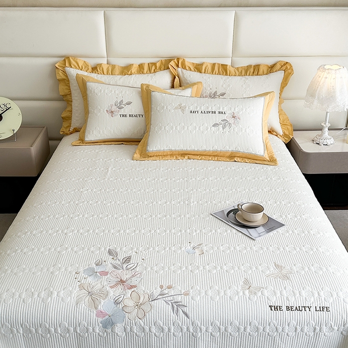 91家纺网 家纺一手货源 找家纺 紫碧螺家纺 2025新款全棉水洗绣花欧式床盖 奶昔-黄边