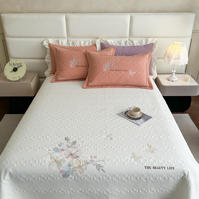 91家纺网 家纺一手货源 找家纺 紫碧螺家纺 2025新款全棉水洗绣花欧式床盖 奶昔-橙边