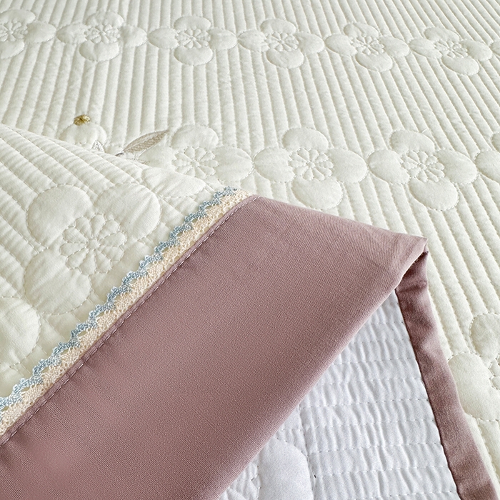 91家纺网 家纺一手货源 找家纺 紫碧螺家纺 2025新款全棉水洗绣花欧式床盖 奶昔-紫边