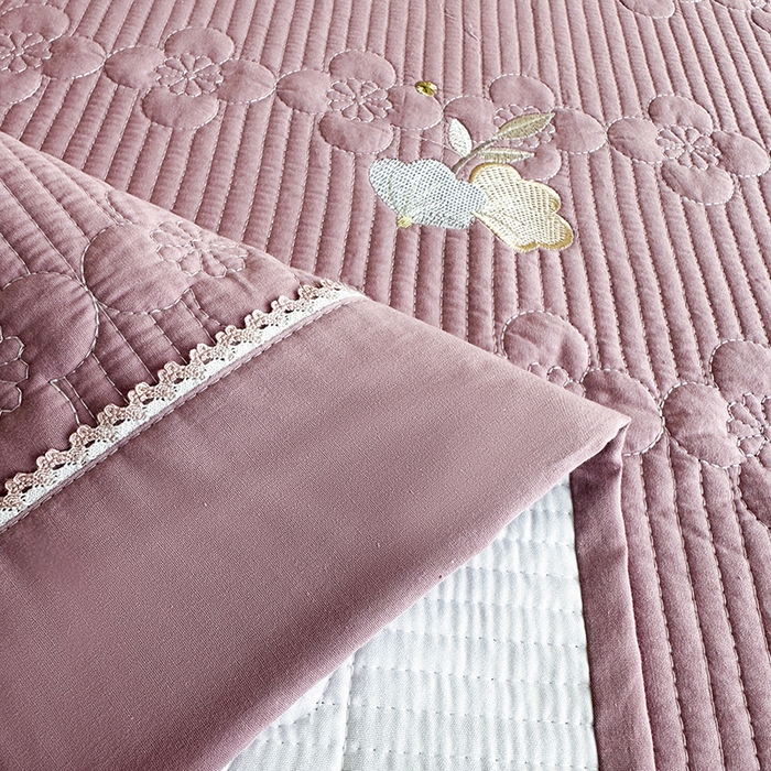 91家纺网 家纺一手货源 找家纺 紫碧螺家纺 2025新款全棉水洗绣花欧式床盖 千黛紫