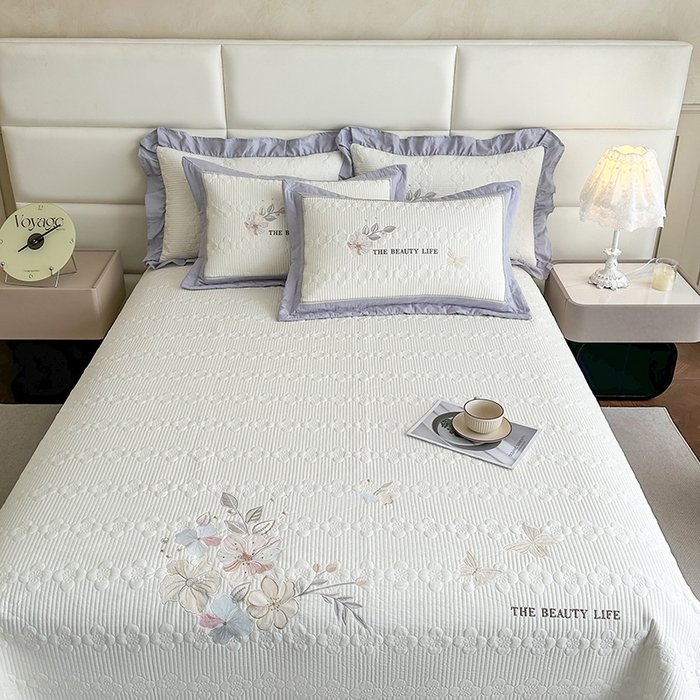 91家纺网 家纺一手货源 找家纺 紫碧螺家纺 2025新款全棉水洗绣花欧式床盖 奶昔-灰边