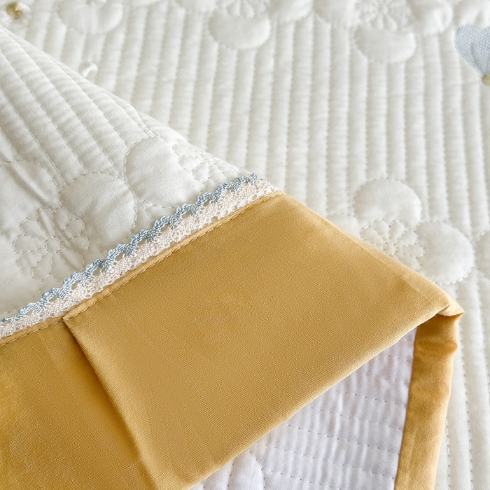 91家纺网 家纺一手货源 找家纺 紫碧螺家纺 2025新款全棉水洗绣花欧式床盖 奶昔-黄边